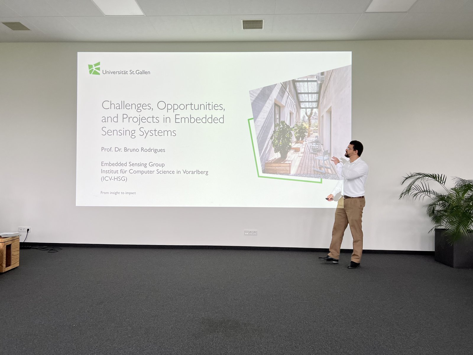 Bruno Rodrigues presenting Challenges, Opportunities, and Projects in Embedded Sensing Systems at the first ICV-HSG CC-Workshop