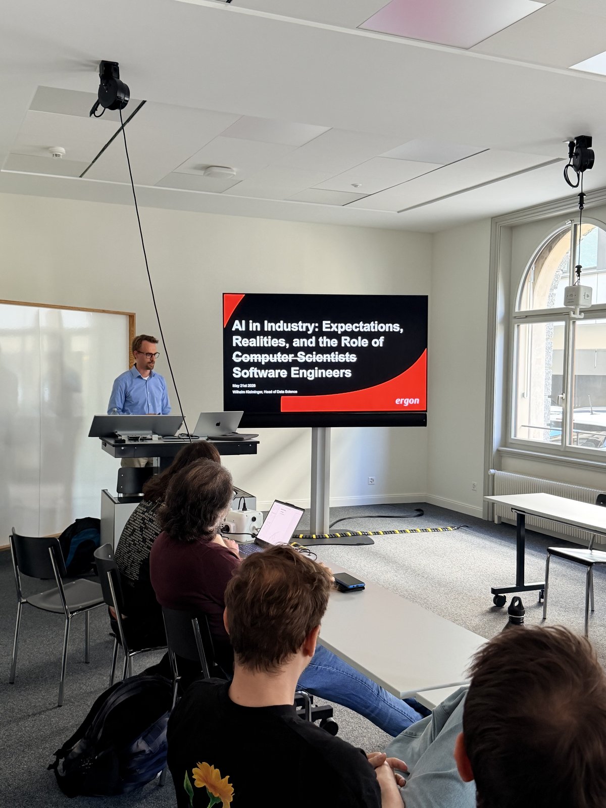 Wilhelm Kleiminger opening his Computer Science Insights talk, AI in Industry, at HSG